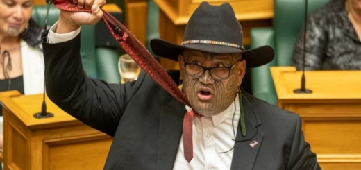 Парламент Нової Зеландії скасував «правило краватки» після скандалу з депутатом