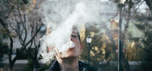 ВРУ планує заборонити електронні сигарети у громадських місцях