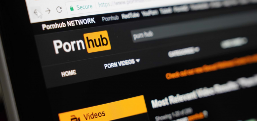 Десятки жінок судяться з Pornhub через приватні відео